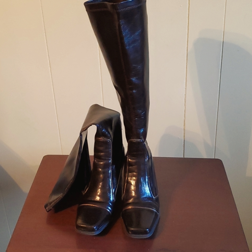 Flimsy knee boots